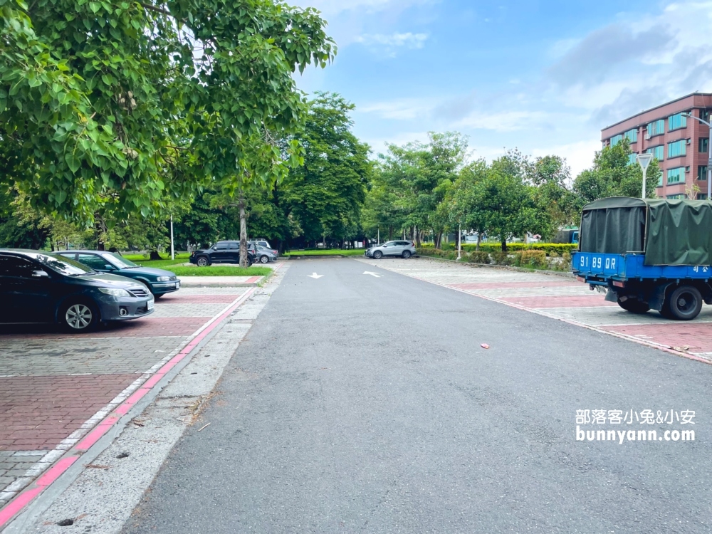 免費玩的「蓮池潭兒童公園」超棒，暢遊地景公園、童話世界場景