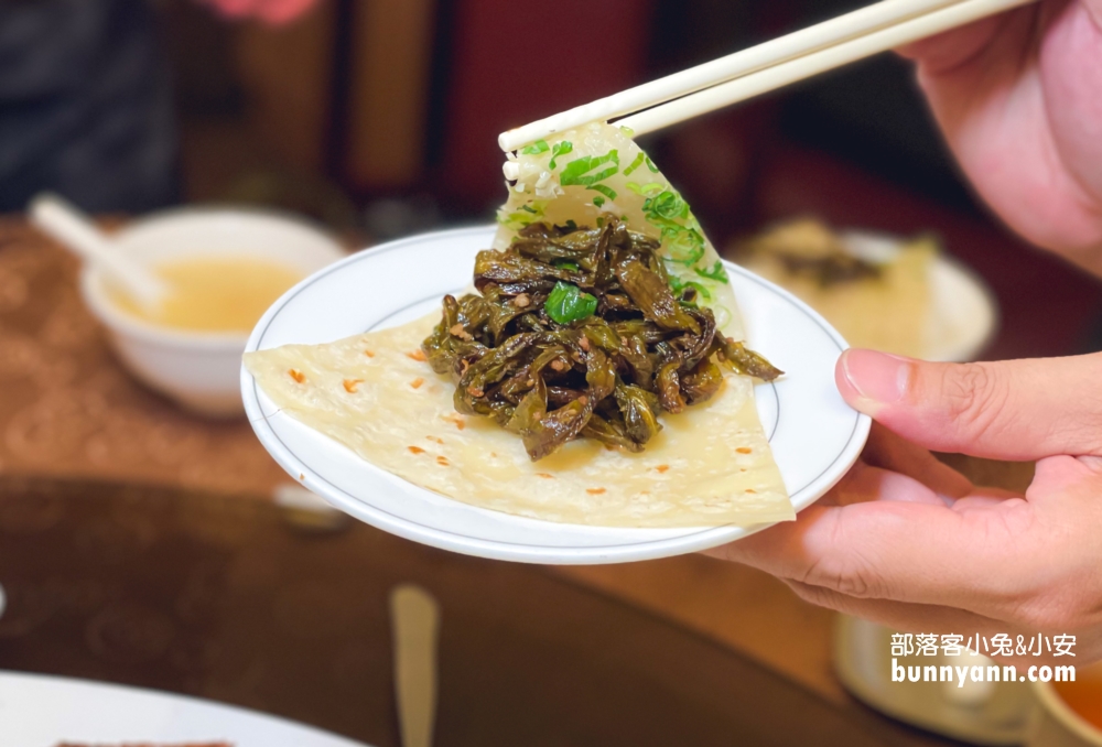 台北【驥園川菜餐廳】號稱地表最含膠質的砂鍋雞湯在這裡