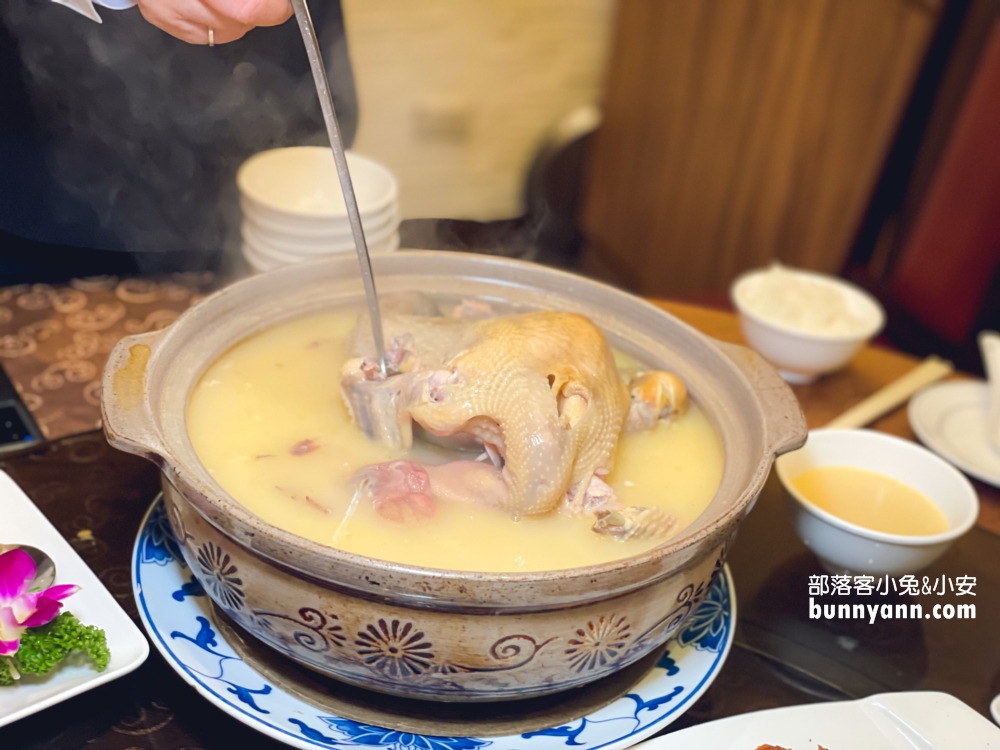 台北【驥園川菜餐廳】號稱地表最含膠質的砂鍋雞湯在這裡
