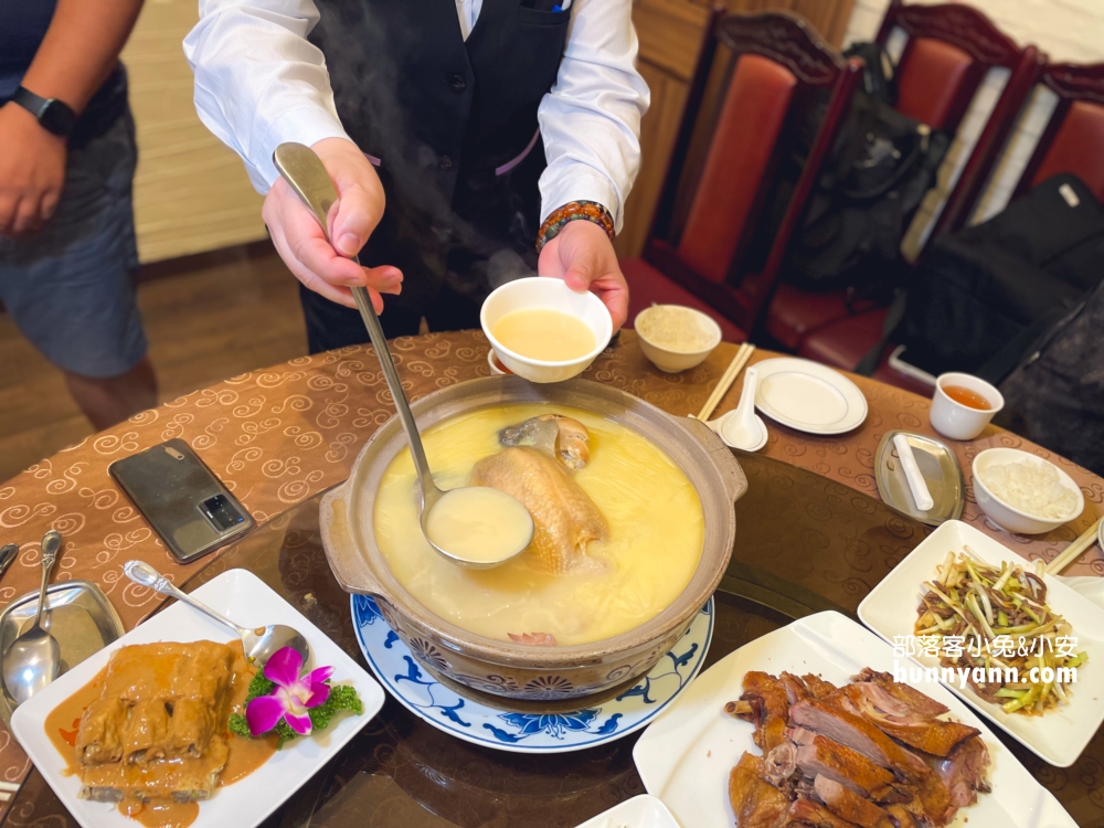 台北【驥園川菜餐廳】號稱地表最含膠質的砂鍋雞湯在這裡