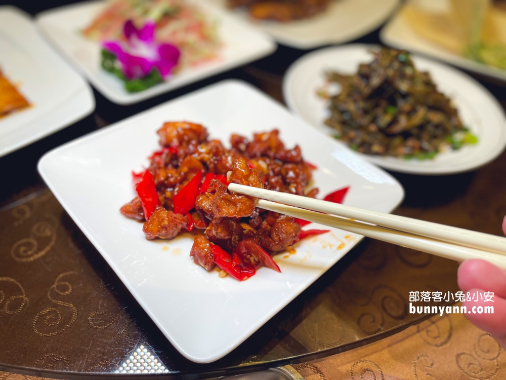 台北【驥園川菜餐廳】號稱地表最含膠質的砂鍋雞湯在這裡