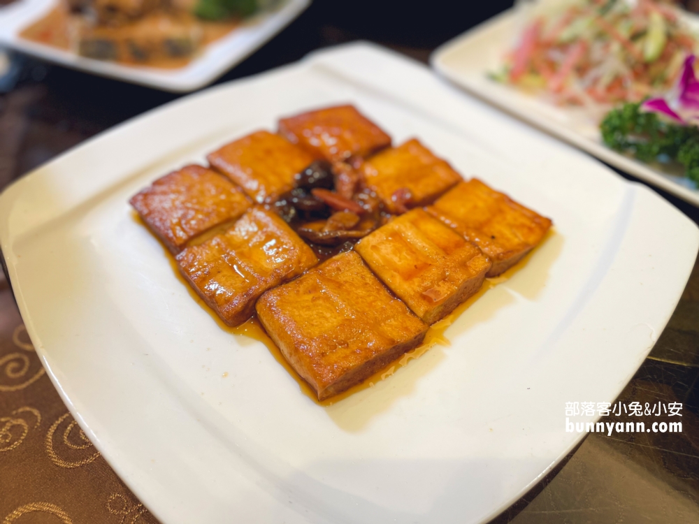 台北【驥園川菜餐廳】號稱地表最含膠質的砂鍋雞湯在這裡