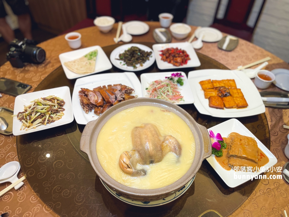 台北【驥園川菜餐廳】號稱地表最含膠質的砂鍋雞湯在這裡