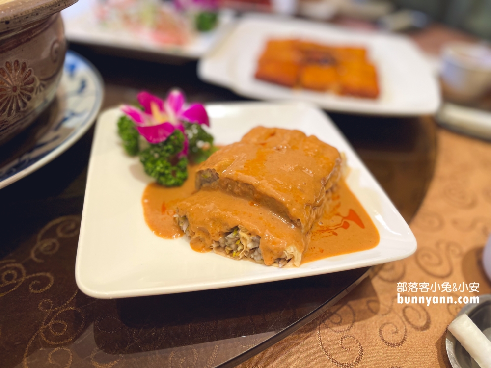 台北【驥園川菜餐廳】號稱地表最含膠質的砂鍋雞湯在這裡