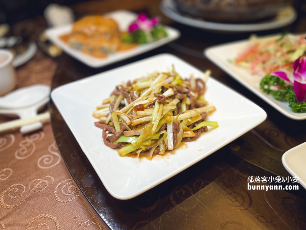 台北【驥園川菜餐廳】號稱地表最含膠質的砂鍋雞湯在這裡