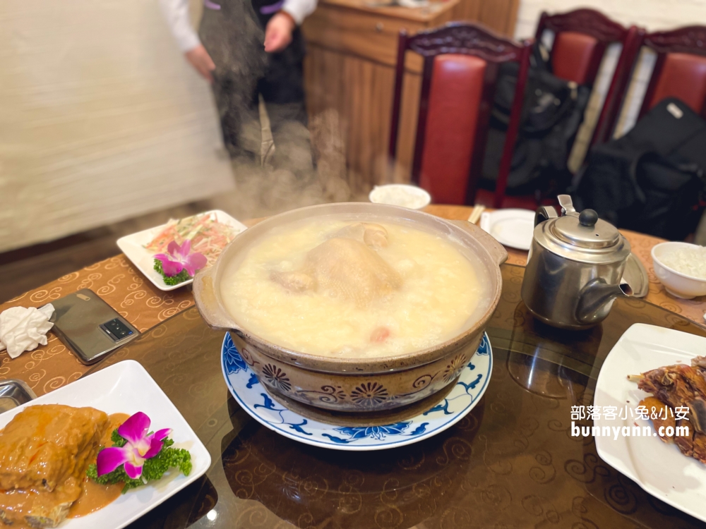 台北【驥園川菜餐廳】號稱地表最含膠質的砂鍋雞湯在這裡