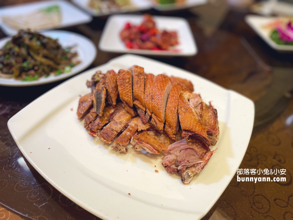 台北【驥園川菜餐廳】號稱地表最含膠質的砂鍋雞湯在這裡