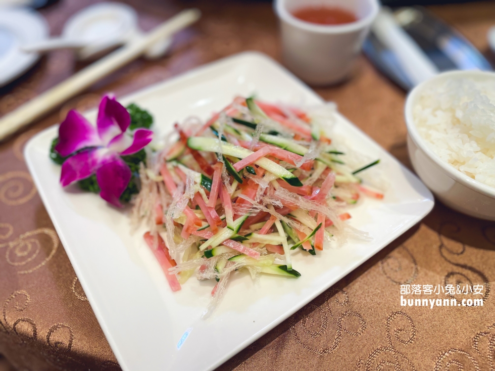 台北【驥園川菜餐廳】號稱地表最含膠質的砂鍋雞湯在這裡