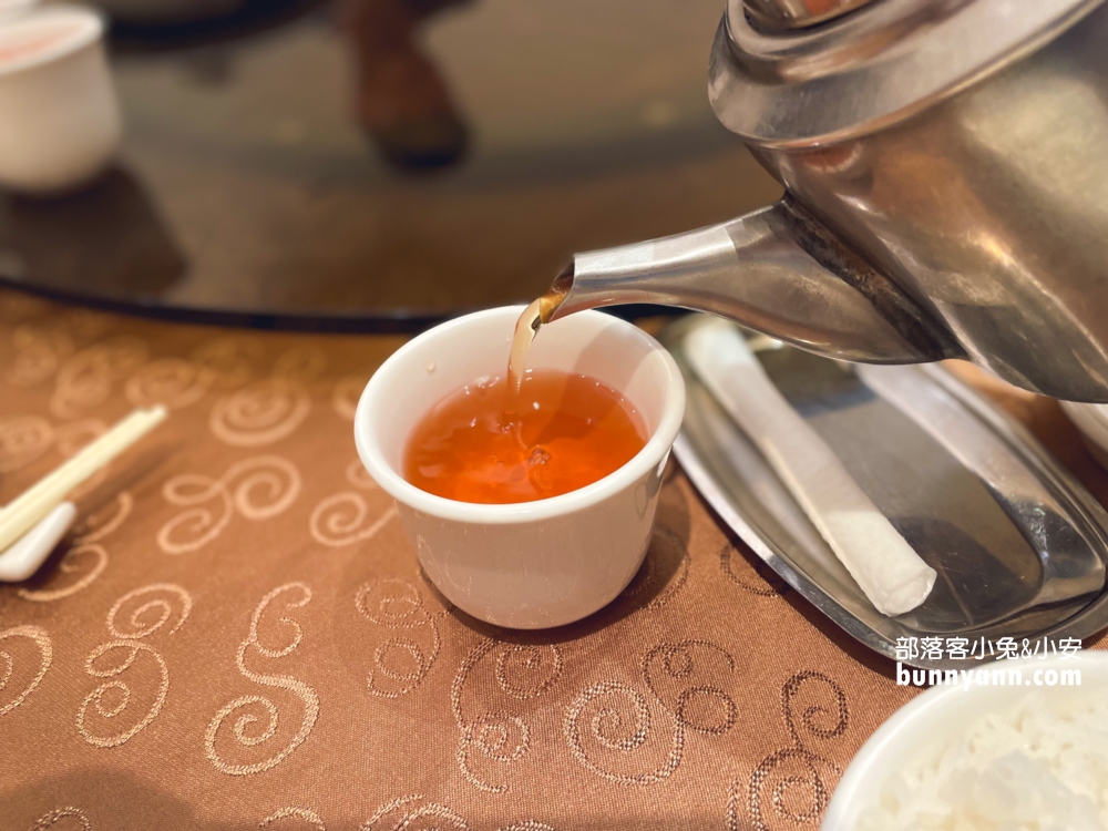 台北【驥園川菜餐廳】號稱地表最含膠質的砂鍋雞湯在這裡