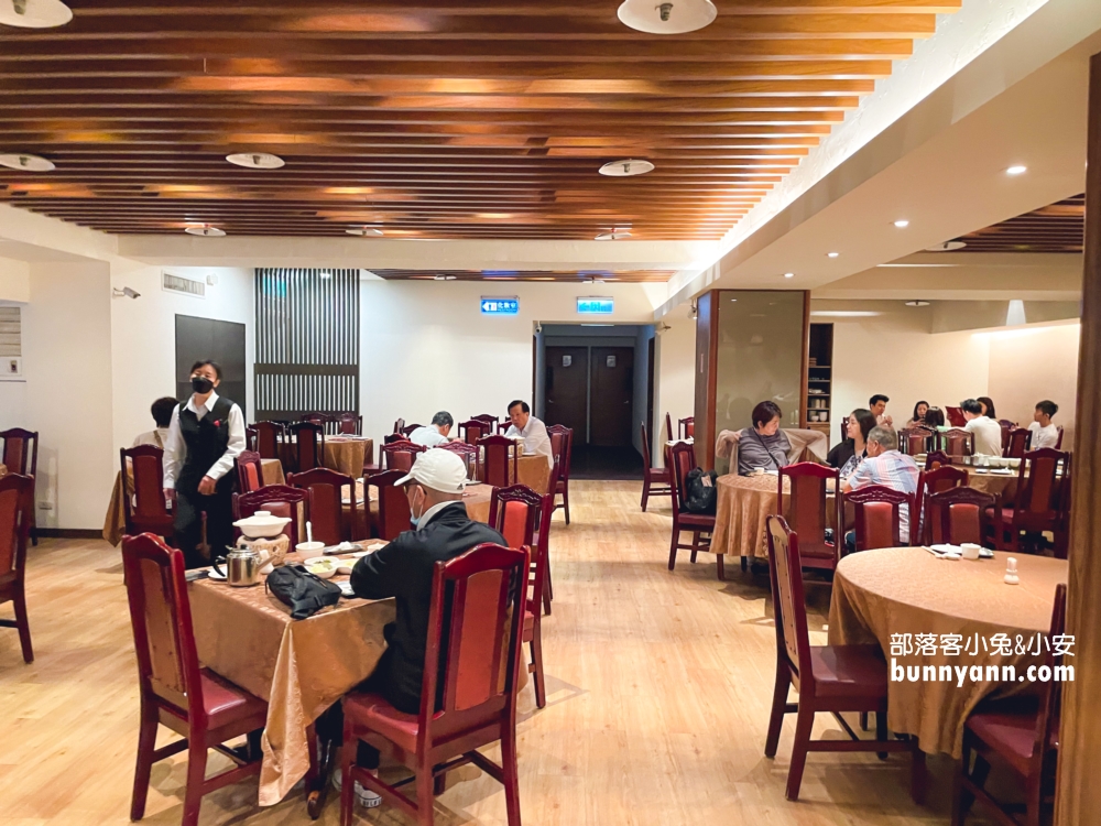 台北【驥園川菜餐廳】號稱地表最含膠質的砂鍋雞湯在這裡
