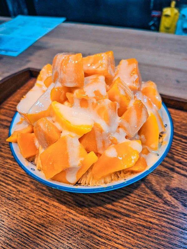 高雄冰店推薦「蚵仔寮曼曼ㄔ冰」介紹，切大塊芒果雪花冰好有誠意!!