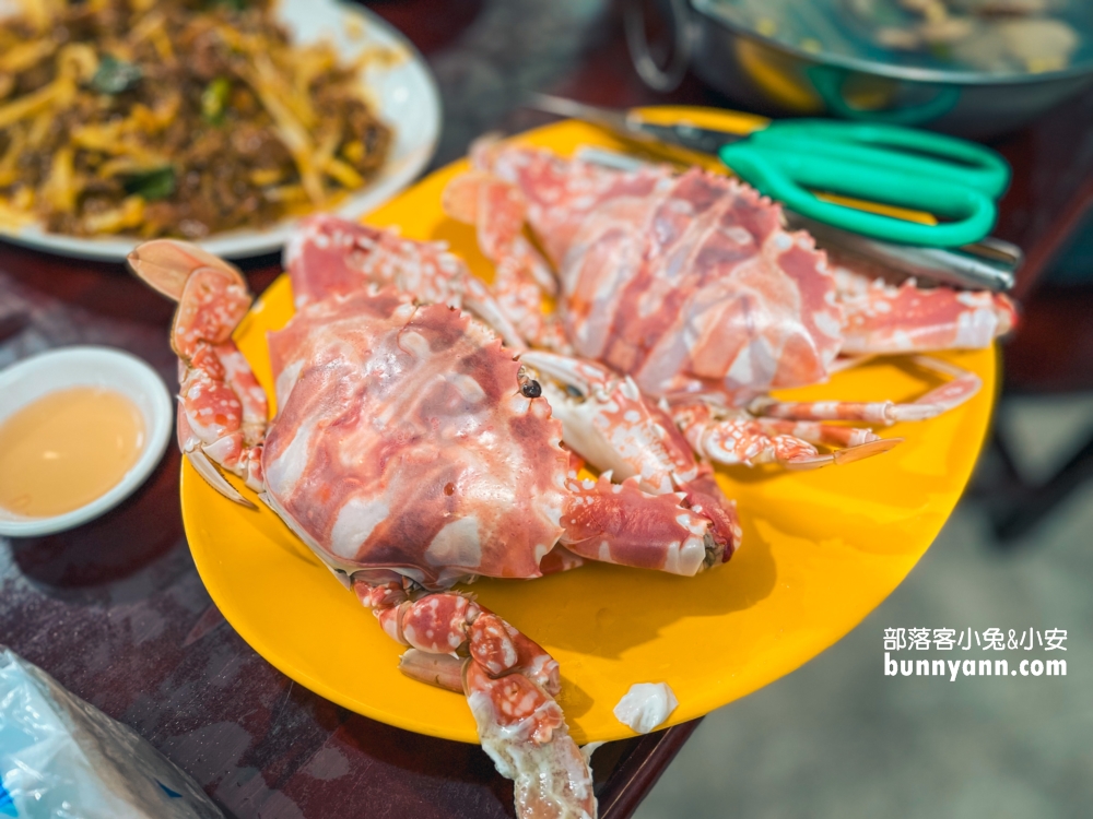 萬里【三協香萬里蟹】賣著當地盛產的螃蟹與各類海產，還有粒粒飽滿文蛤湯與新鮮小卷！