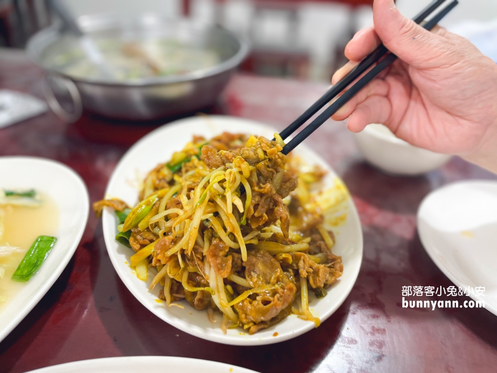 萬里【三協香萬里蟹】賣著當地盛產的螃蟹與各類海產，還有粒粒飽滿文蛤湯與新鮮小卷！