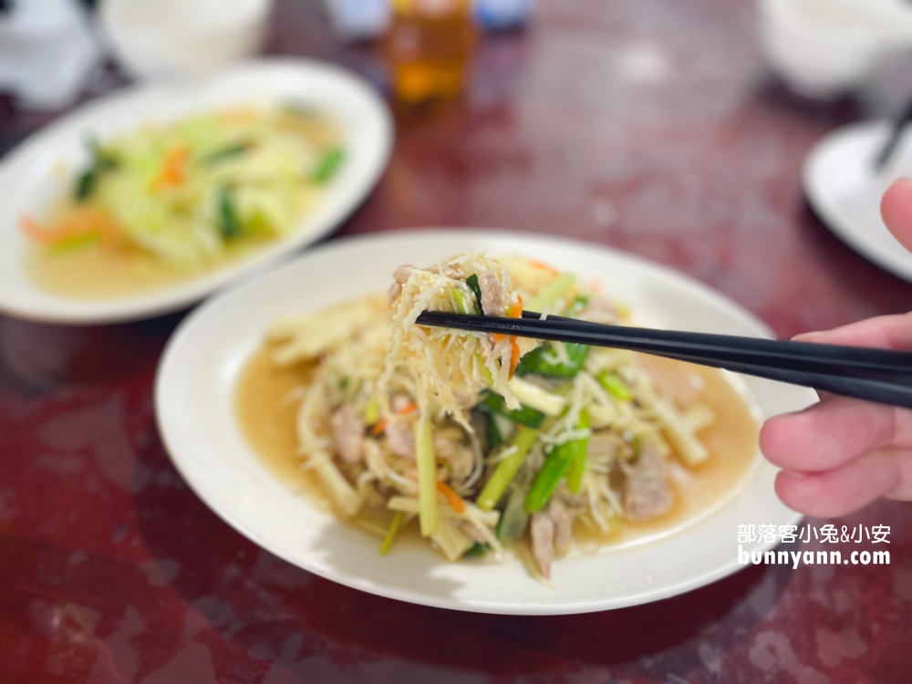 萬里【三協香萬里蟹】賣著當地盛產的螃蟹與各類海產，還有粒粒飽滿文蛤湯與新鮮小卷！