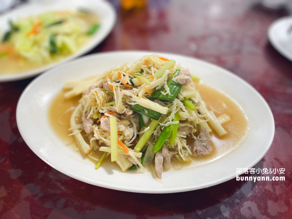 萬里【三協香萬里蟹】賣著當地盛產的螃蟹與各類海產，還有粒粒飽滿文蛤湯與新鮮小卷！