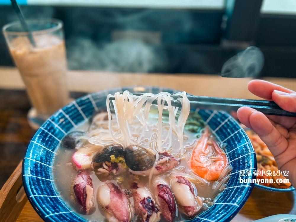 【金點草里驛棧】草里漁港旁好吃的小卷米粉，直接海景第一排視野