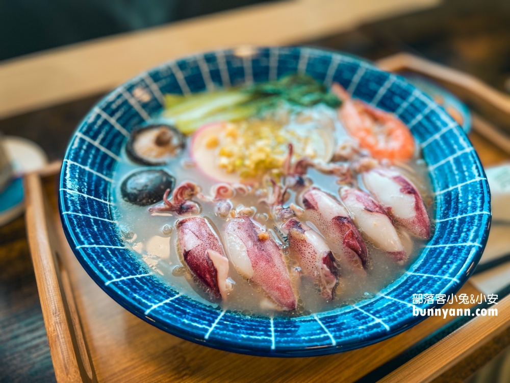 【金點草里驛棧】草里漁港旁好吃的小卷米粉，直接海景第一排視野