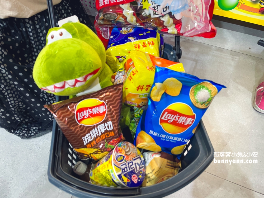 優品娃娃屋台中逢甲店，又大又好夾的零食娃娃機店