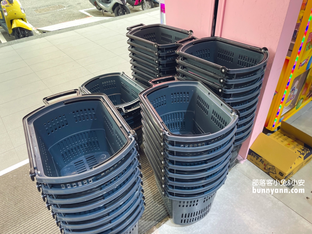 優品娃娃屋台中逢甲店，又大又好夾的零食娃娃機店