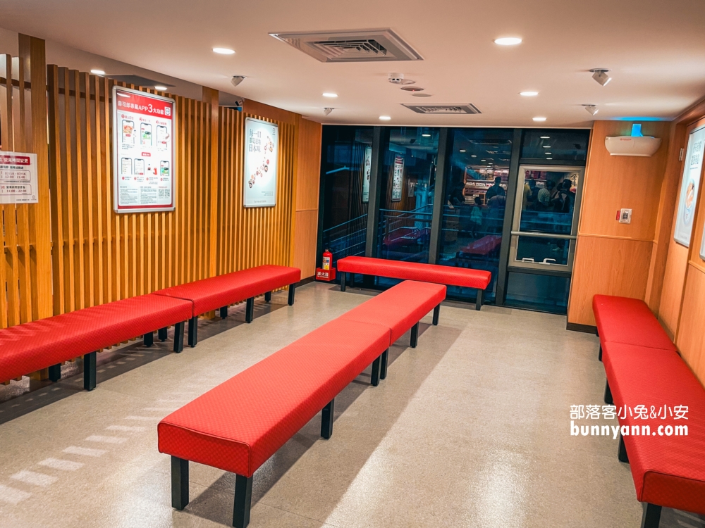 基隆美食》壽司郎(基隆站前店)，有港都夜景可賞的壽司店。