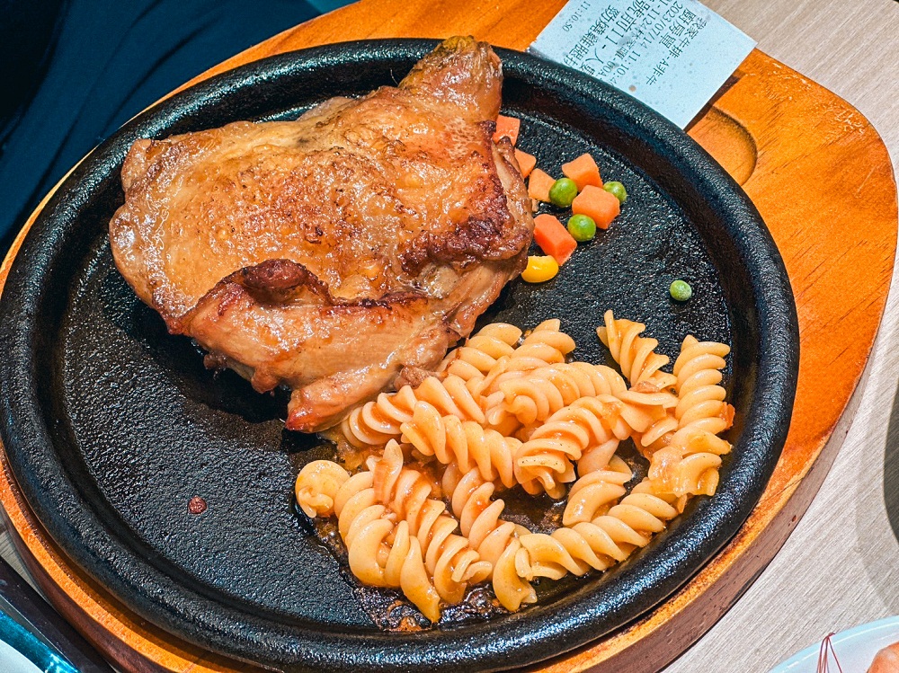 【我家牛排林口A9店】提供多達四十道中西料理與自助霜淇淋自助吃到飽