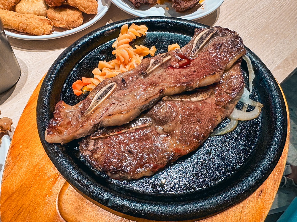 【我家牛排林口A9店】提供多達四十道中西料理與自助霜淇淋自助吃到飽