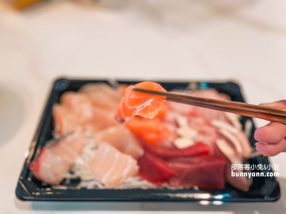 【榮生魚片】基隆成功市場美食推薦，550元買28片綜合生魚片