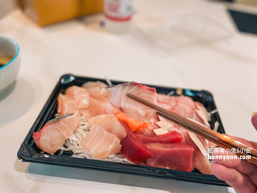 【榮生魚片】基隆成功市場美食推薦，550元買28片綜合生魚片