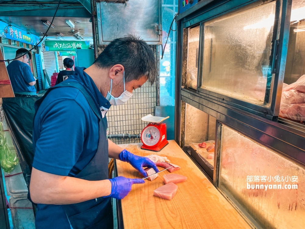 【榮生魚片】基隆成功市場美食推薦，550元買28片綜合生魚片