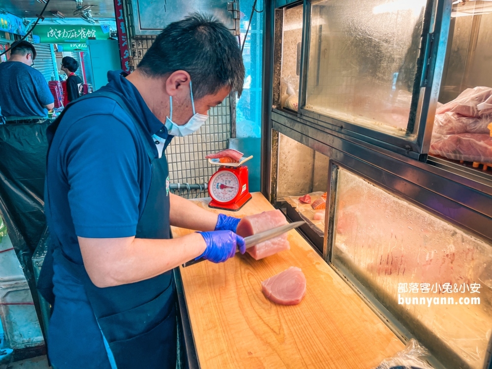 【榮生魚片】基隆成功市場美食推薦，550元買28片綜合生魚片