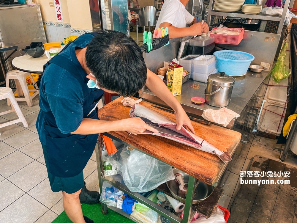 【榮生魚片】基隆成功市場美食推薦，550元買28片綜合生魚片