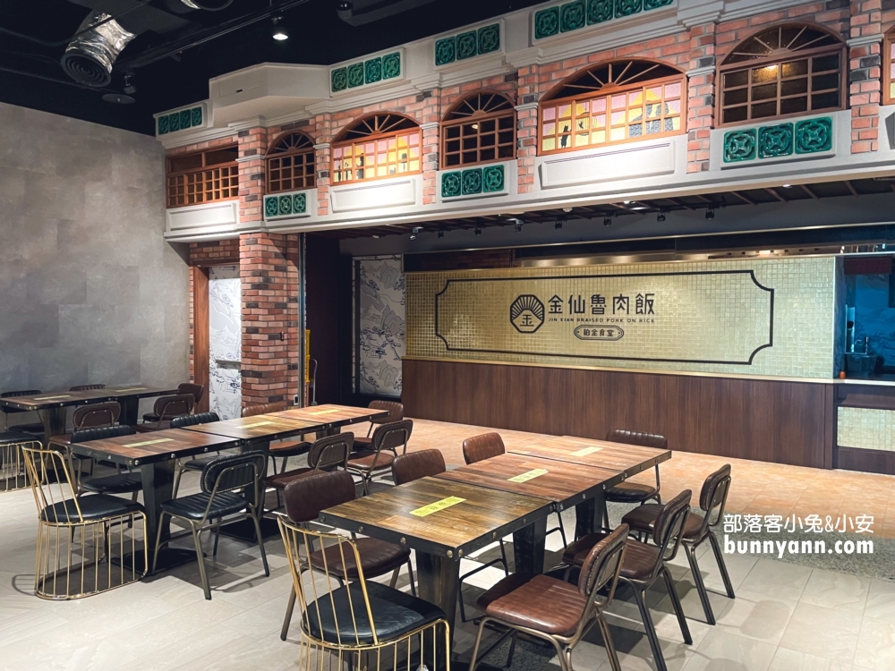 桃園機場第二航廈觀景台，飛機離我好近喔！復古老街景好美麗