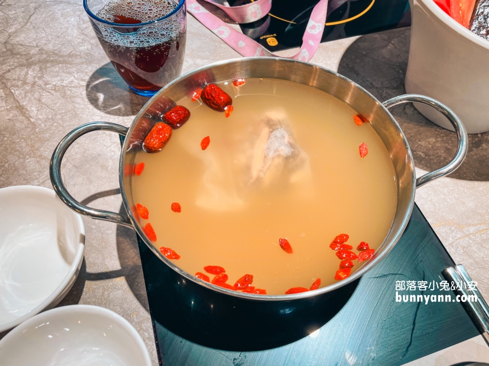 【加分火鍋廟口店】新鮮海陸火鍋這裡吃，裝潢又美麗浪漫