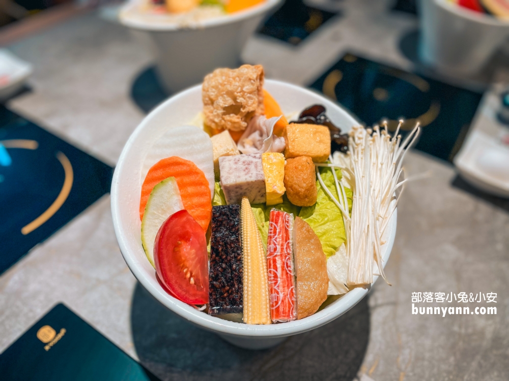 【加分火鍋廟口店】新鮮海陸火鍋這裡吃，裝潢又美麗浪漫