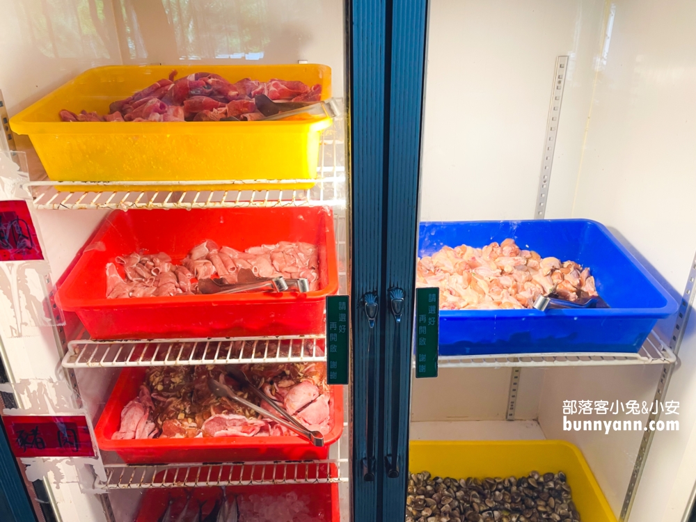苗栗【台灣水牛城】提供350元火鍋與烤肉吃到飽，CP值相當高。