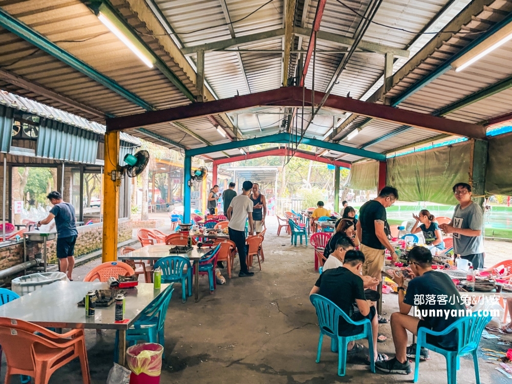 苗栗【台灣水牛城】提供350元火鍋與烤肉吃到飽，CP值相當高。