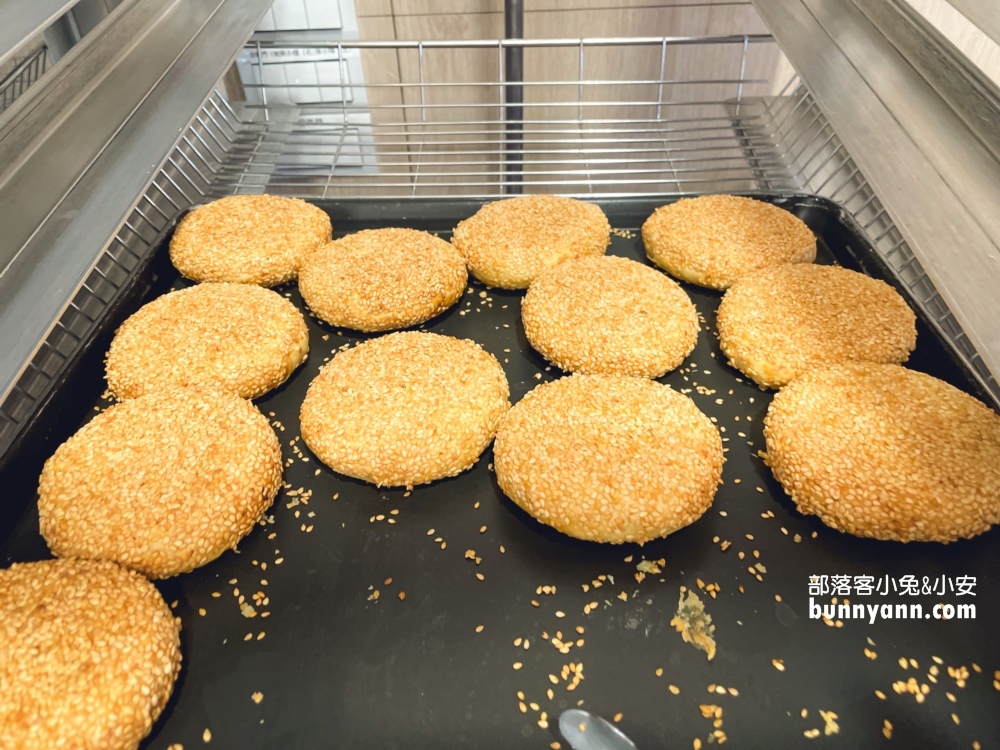 嘉義美食推薦：阿潘肉包，超夯蛋黃酥出爐秒殺，小孩最愛！