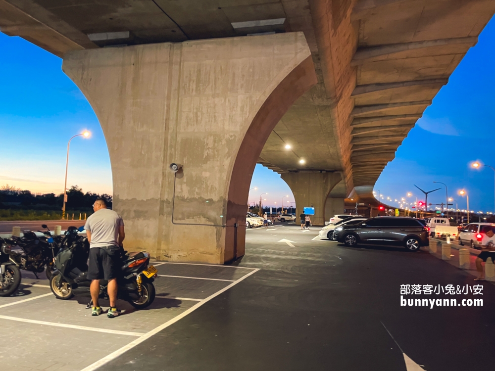 新豐休息站｜台61線高架橋下休息站☀️24H冷氣廁所、便利商店