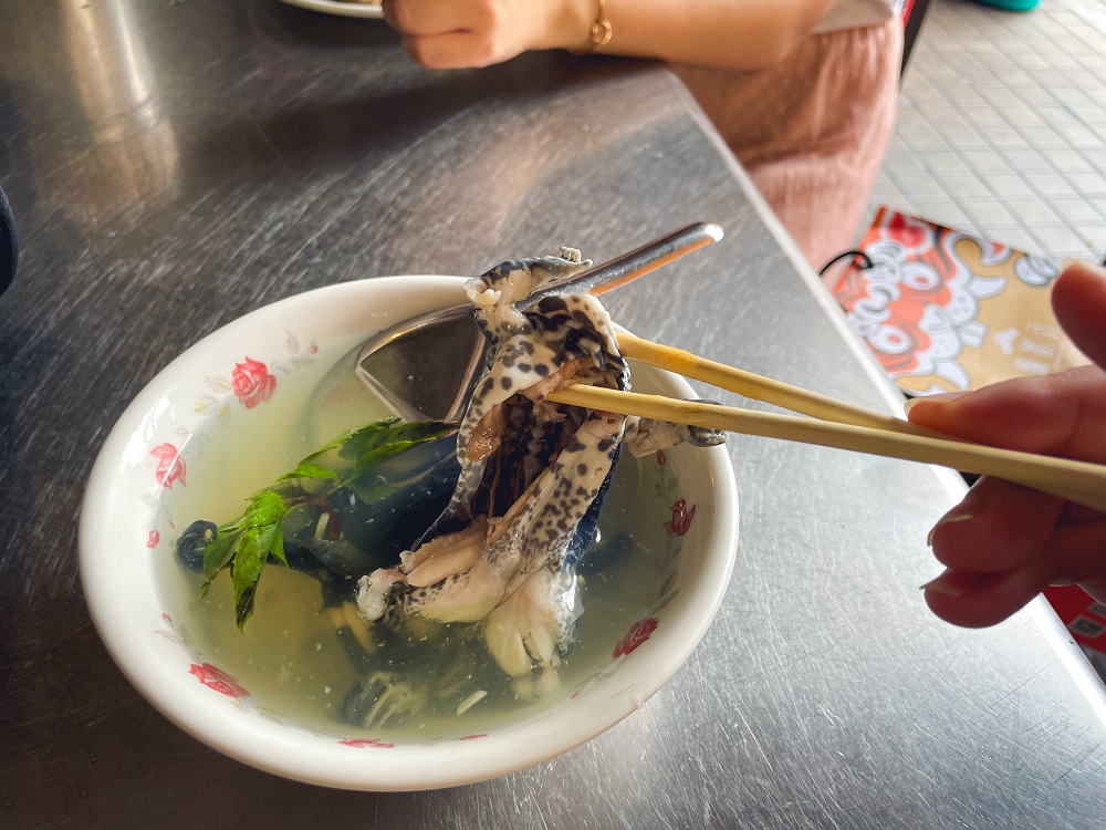 雲林【圓環紅燒青蛙湯】小鎮內專賣田蛙湯的路邊小吃店