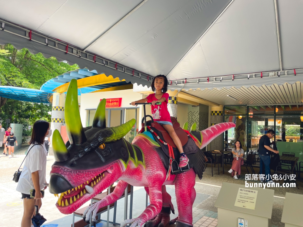 彰化芬園【古生物奇幻樂園】特色就是很多恐龍及多個有趣親子設施