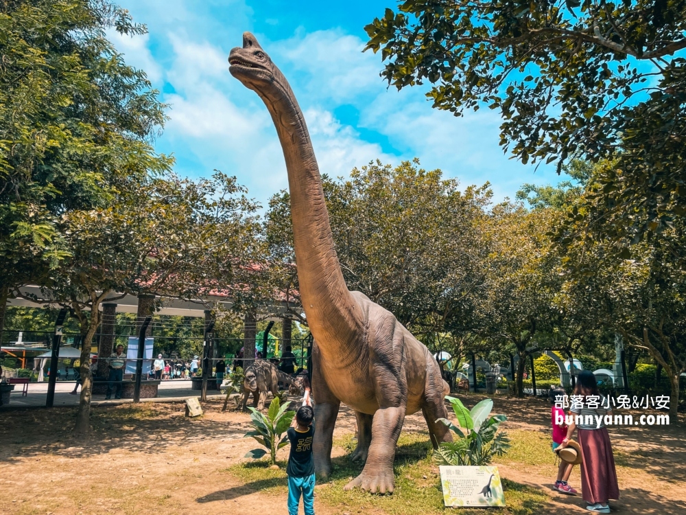 彰化芬園【古生物奇幻樂園】特色就是很多恐龍及多個有趣親子設施