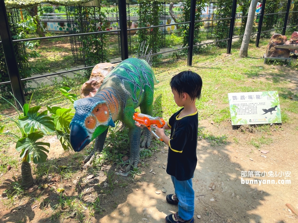彰化芬園【古生物奇幻樂園】特色就是很多恐龍及多個有趣親子設施