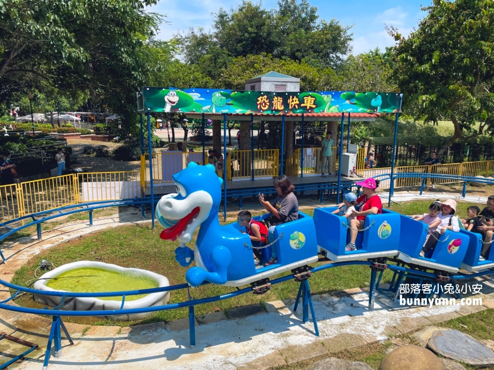 彰化芬園【古生物奇幻樂園】特色就是很多恐龍及多個有趣親子設施