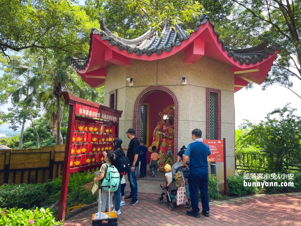 彰化芬園【古生物奇幻樂園】特色就是很多恐龍及多個有趣親子設施