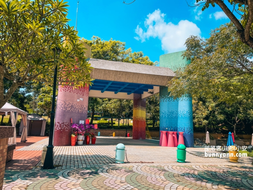彰化芬園【古生物奇幻樂園】特色就是很多恐龍及多個有趣親子設施