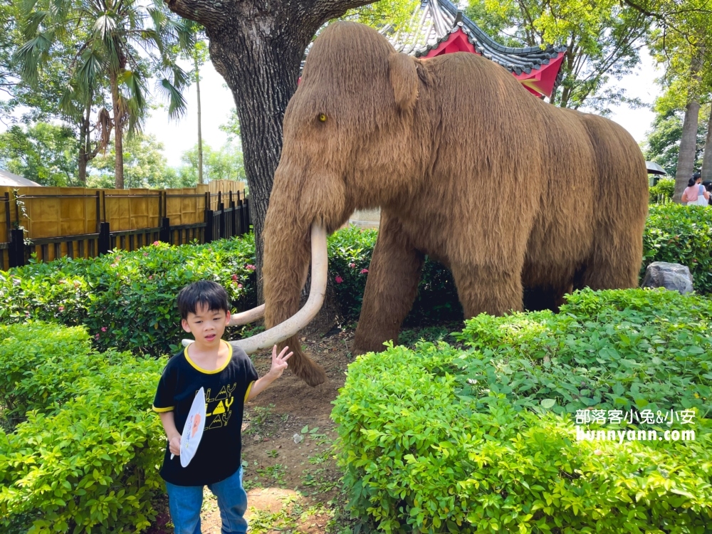 彰化芬園【古生物奇幻樂園】特色就是很多恐龍及多個有趣親子設施