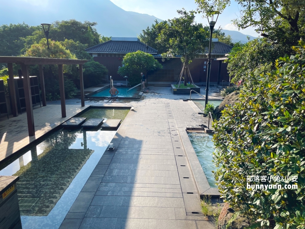 【陽明山天籟渡假酒店】從飯店前就能欣賞到陽明山的美麗風光，開車前往金山老街只需約15分鐘，地點超方便！