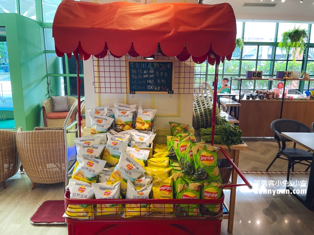 【陽明山天籟渡假酒店】從飯店前就能欣賞到陽明山的美麗風光，開車前往金山老街只需約15分鐘，地點超方便！