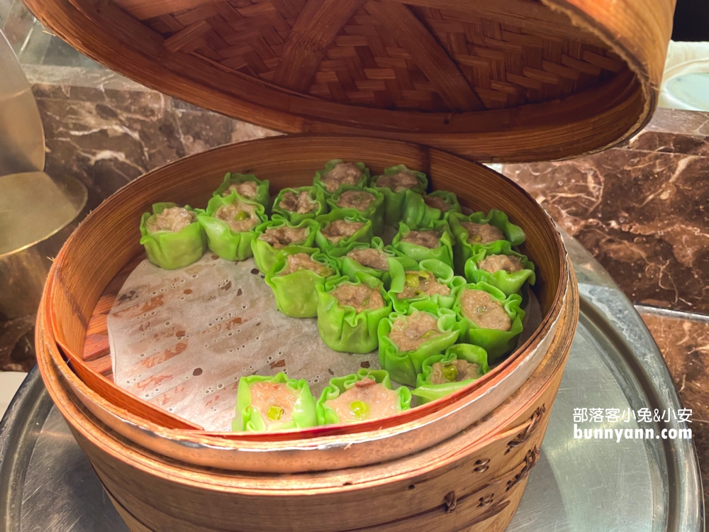 馥麗飯店御品百匯廳自助餐開箱，啤酒、螃蟹、生魚片、壽司吃到飽