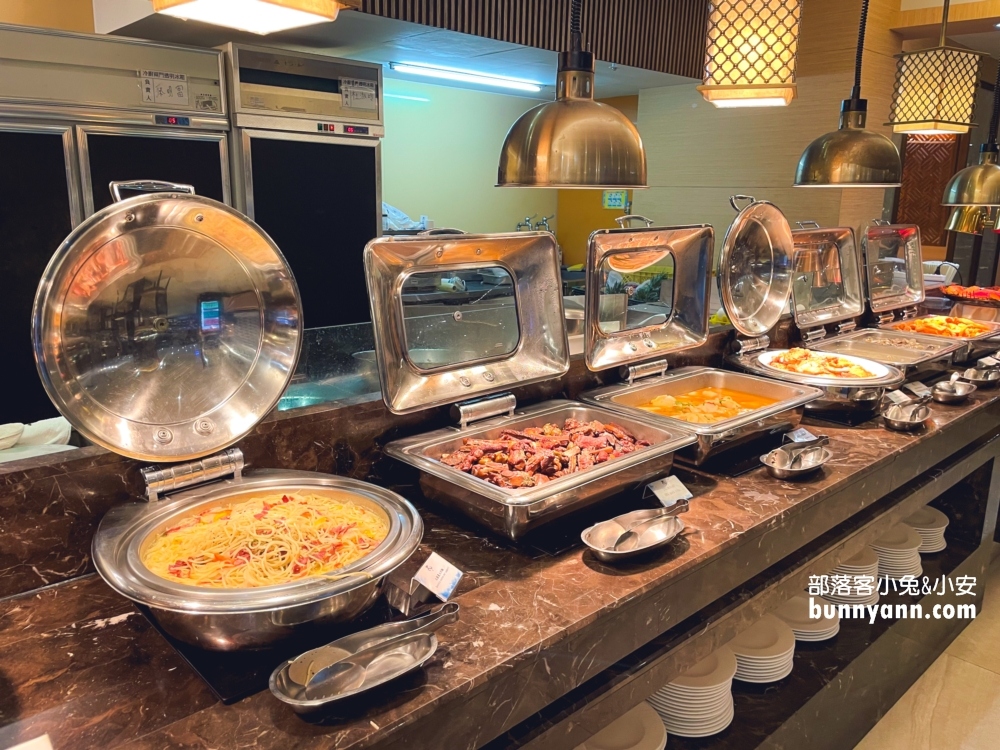 馥麗飯店御品百匯廳自助餐開箱，啤酒、螃蟹、生魚片、壽司吃到飽